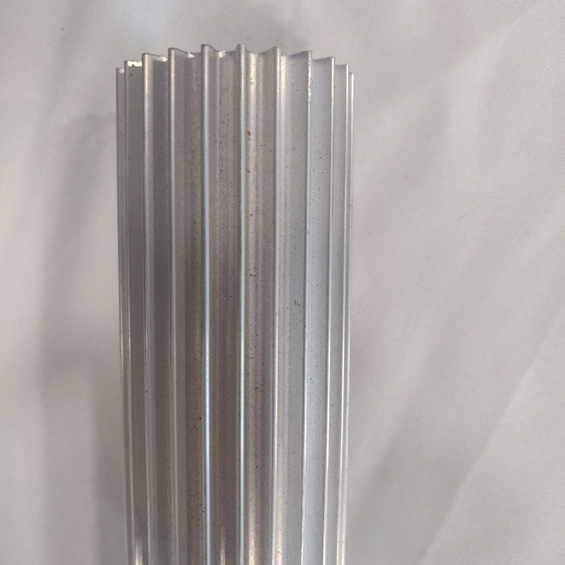 Валик из цветов сливы